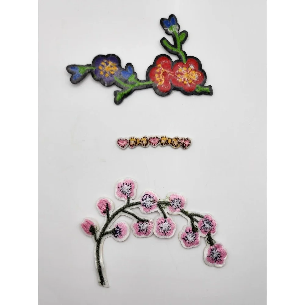LOT OF‎ 3 EMBROIDERED FLOWERS AND HEARTS PATCHES